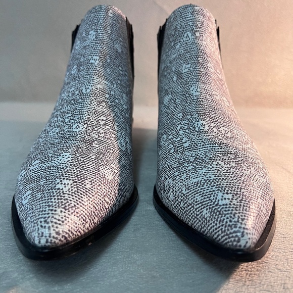 L.A.M.B. Women's Mayor Lizard Print White Pointy Toe Ankle Booties Shoes Sz 10 - Picture 4 of 16